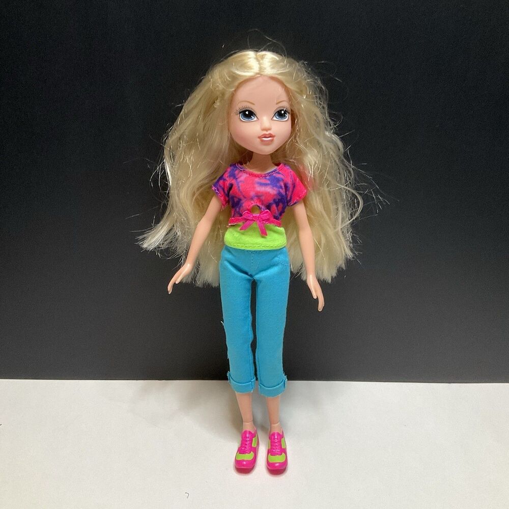MGA Moxie Girlz 2009 Avery Doll Blue Eyes Blond Hair W/ Tie Die Shirt